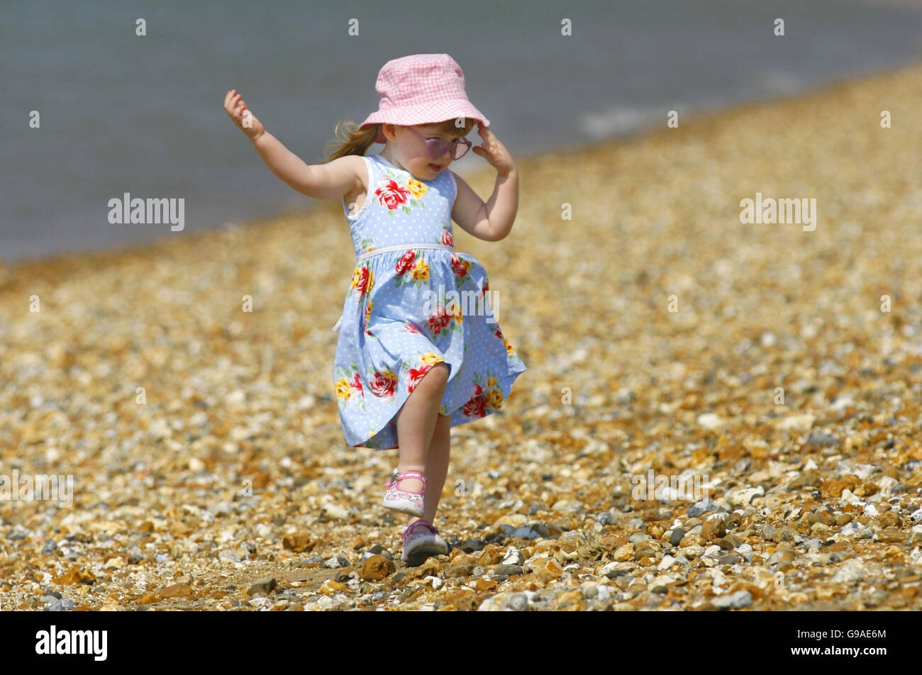 Die dreijährige Iris Allen läuft in diesem Jahr zum ersten Mal über den Strand von Alverstoke in Hampshire, während die Temperaturen die 20-Grad-Barriere durchbrechen. Stockfoto