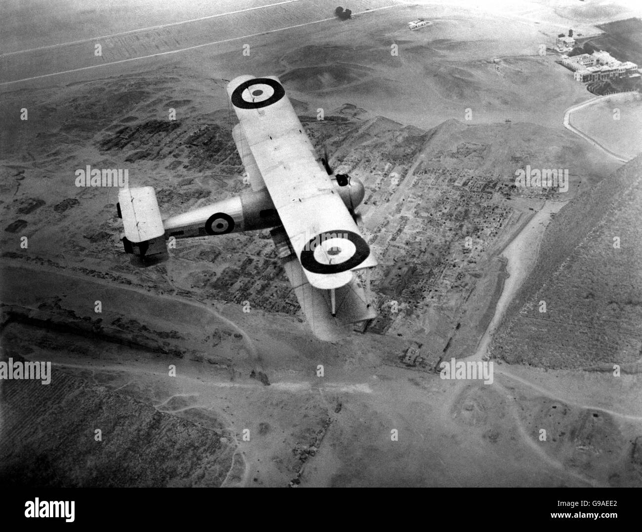 Ein Vickers-Vernon Truppentransporter der RAF No.70 Squadron über den Pyramiden von Ägypten. Stockfoto