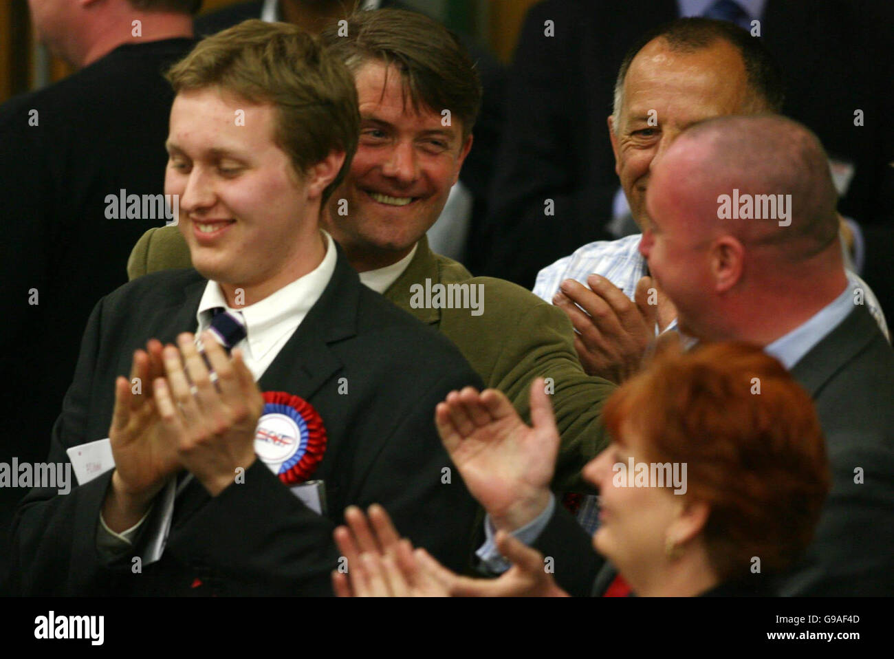 Für den britischen nationalen Teil London Veranstalter Richard Barnbrook (zweiter von links) scherzt mit BNP Kandidaten wie sie 11 Sitze in der Barking und Dagenham Kommunalwahlen, in Dagenham, East London, Donnerstag, 4. Mai 2006 gewinnen. Stockfoto