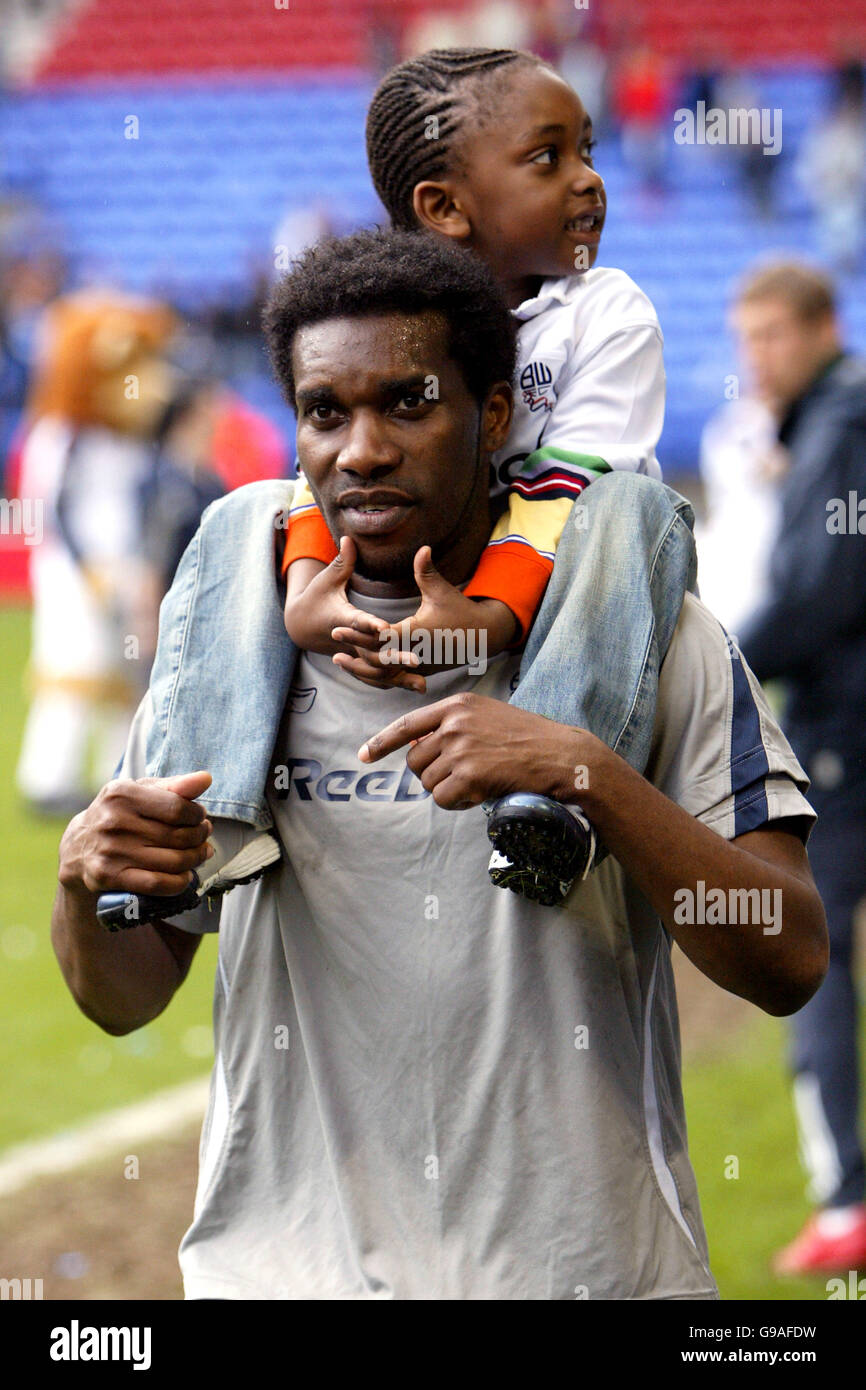 Fußball - FA Barclays Premiership - Bolton Wanderers gegen Birmingham City - The Reebok Stadium. Bolton Wanderers Jay-Jay Okocha mit seinem Kind nach dem Spiel Stockfoto