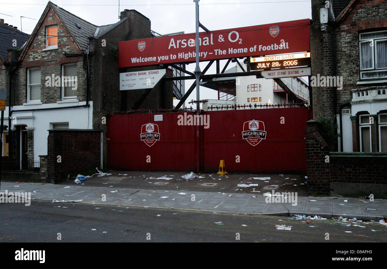 Zuvor unveröffentlichtes Foto vom 07/05/2006 der verschlossenen Tore für den North Bank Stand im Highbury Stadium, London nach dem Barclays Premiership Spiel zwischen Arsenal und Wigan Athletic. Stockfoto