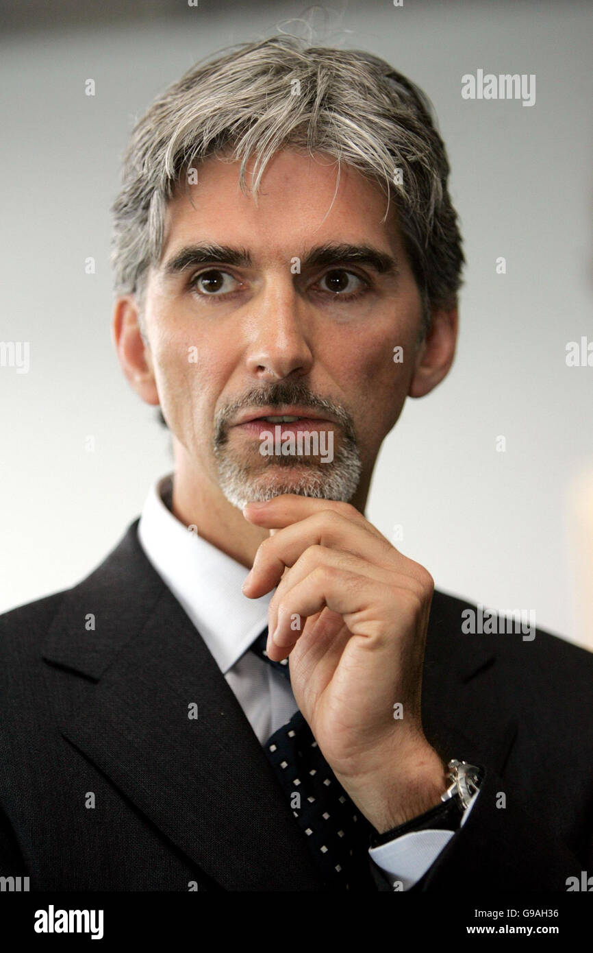 Ehemaliger Weltmeister Damon Hill bei einer Pressekonferenz, um bekannt zu geben, dass er der Nachfolger von Sir Jackie Stewart als neuer Präsident des British Racing Driver's Club in Silverstone sein wird. Stockfoto