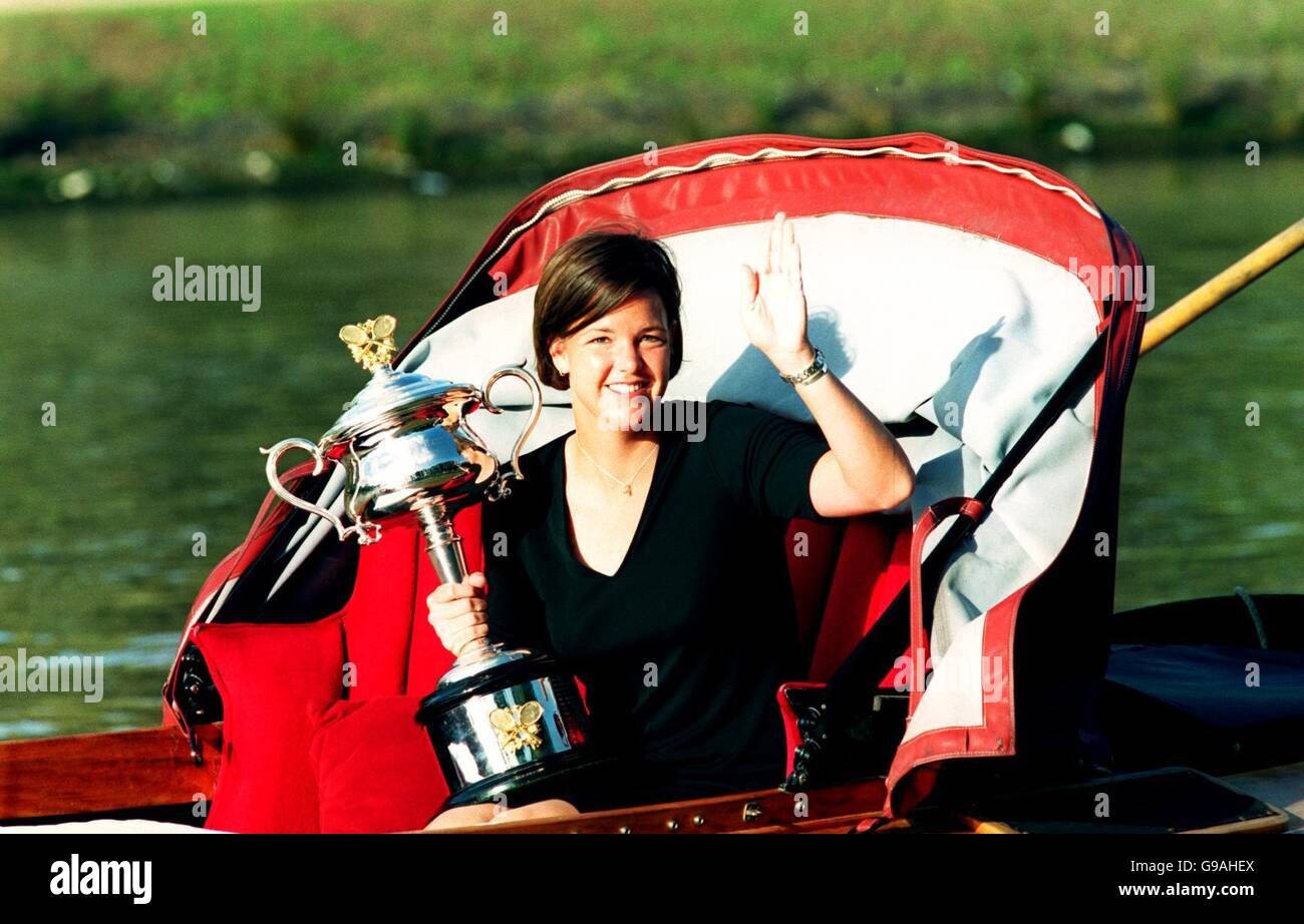 Tennis - Australian Open 2000 - Melbourne Park - Australien - Damenfinale. Lindsay Davenport fährt mit der Australian Open Trophy den Yarra River entlang Stockfoto