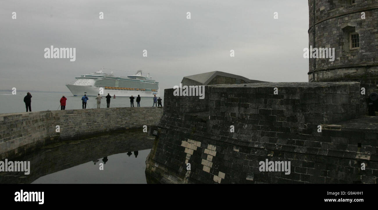 Das größte Kreuzfahrtschiff der Welt, die Freedom of the Seas, kommt vor Calshot Castle in Southampton Water an. Stockfoto