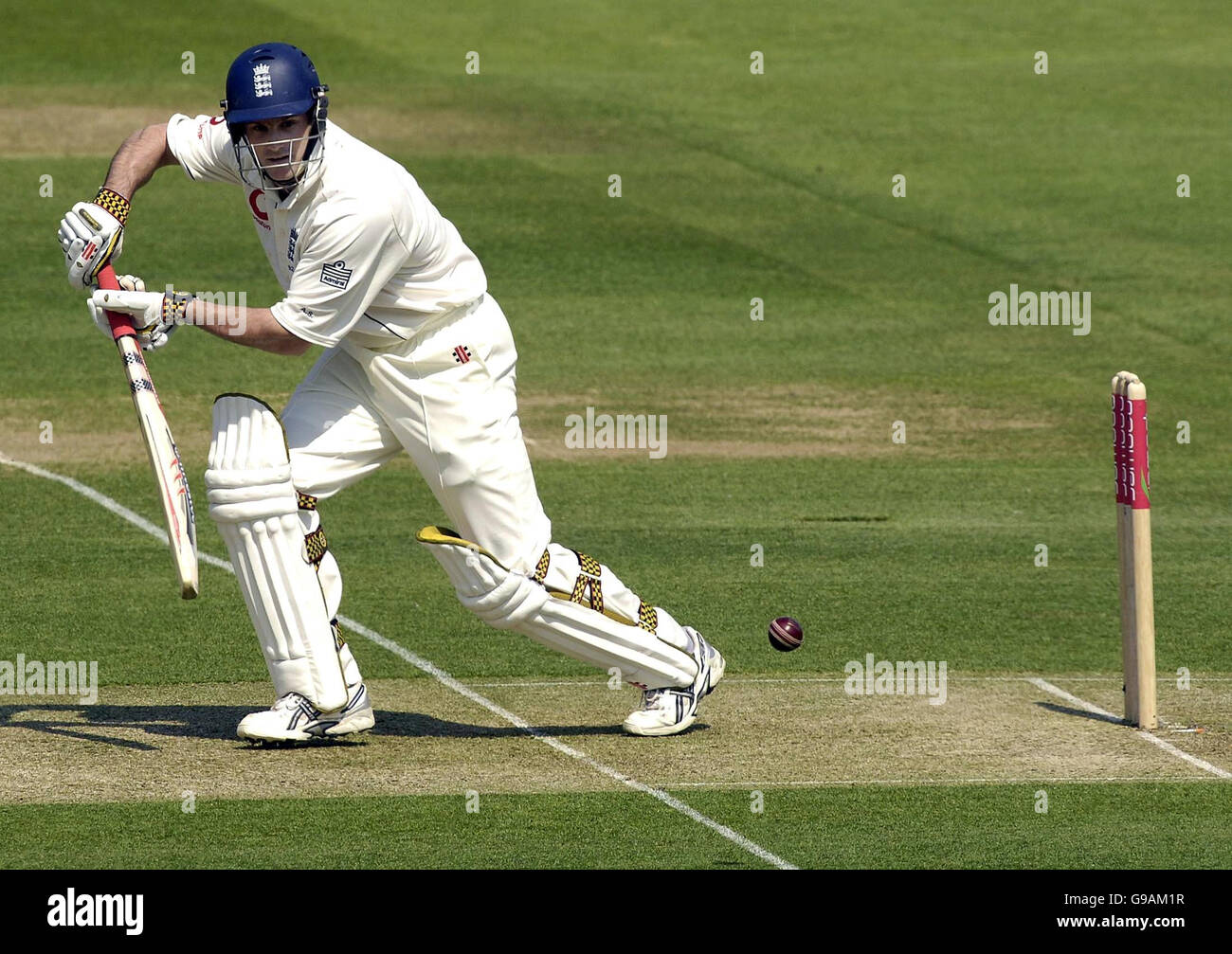 Der englische Andrew Strauss in Aktion am ersten Tag des ersten npower-Test-Spiels gegen Sri Lanka auf Lord's Cricket Ground, London. Stockfoto