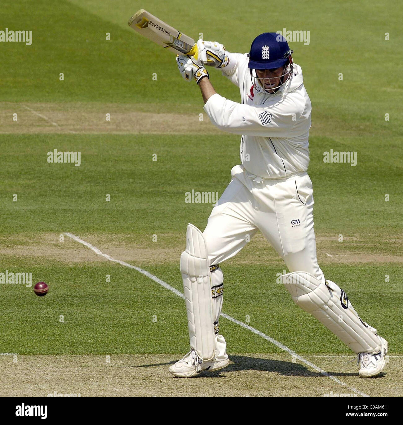 Am ersten Tag des ersten npower-Test-Spiels gegen Sri Lanka auf Lord's Cricket Ground, London, trifft der englische Marcus Trescodick 4 Läufe lang den Ball. Stockfoto