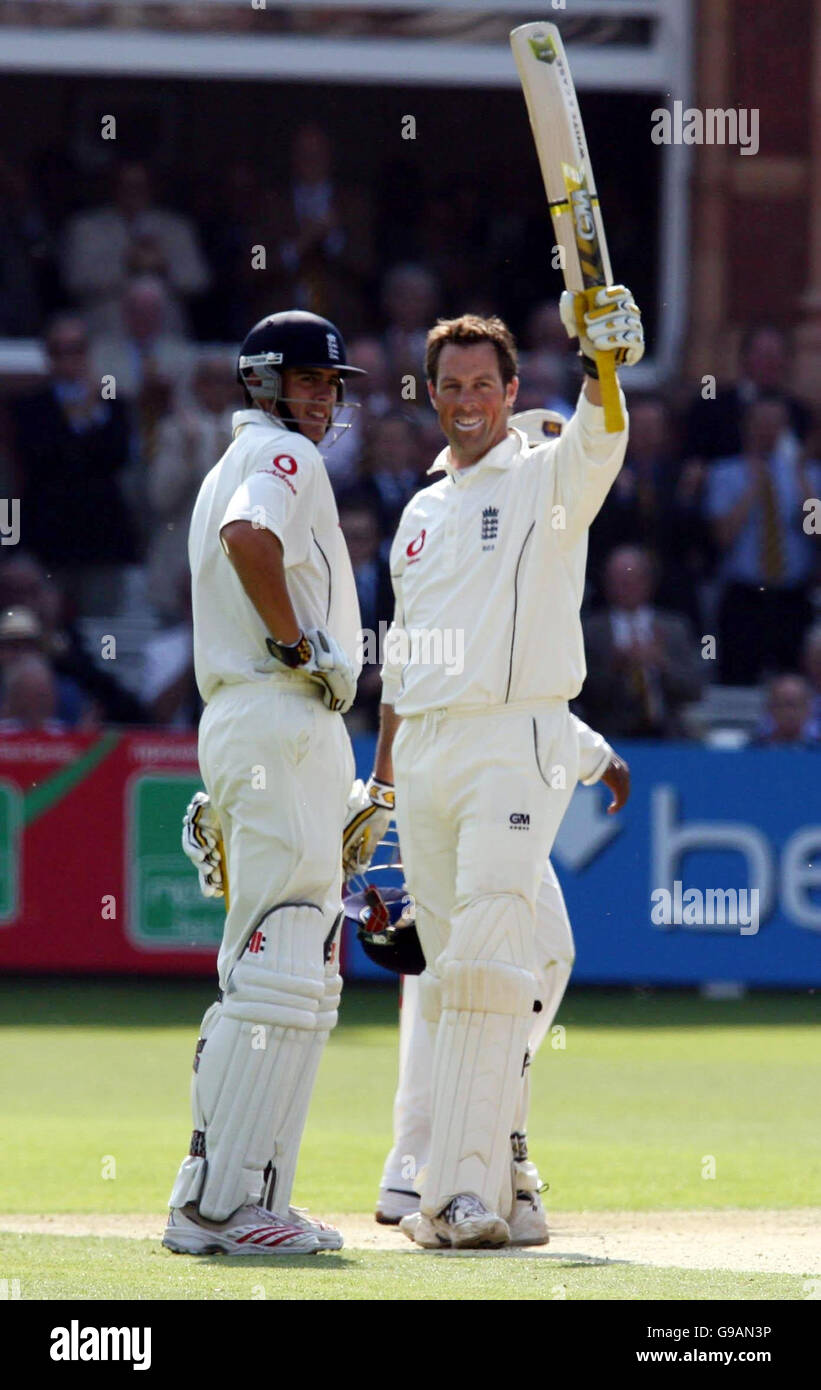 Der englische Marcus Trescodick feiert sein Jahrhundert gegen Sri Lanka, zusammen mit seinem Batskollegen Alastair Cook (L) am ersten Tag des ersten npower-Test-Spiels auf Lord's Cricket Ground, London. Stockfoto