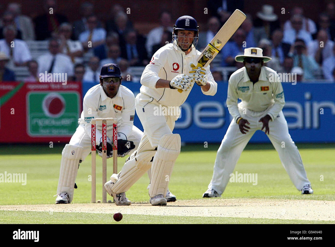Der Engländer Marcus Trescodick beobachtet seinen Schuss am ersten Tag des ersten npower Test-Spiels auf Lord's Cricket Ground, London, gegen die Grenze gegen Sri Lanka. Stockfoto