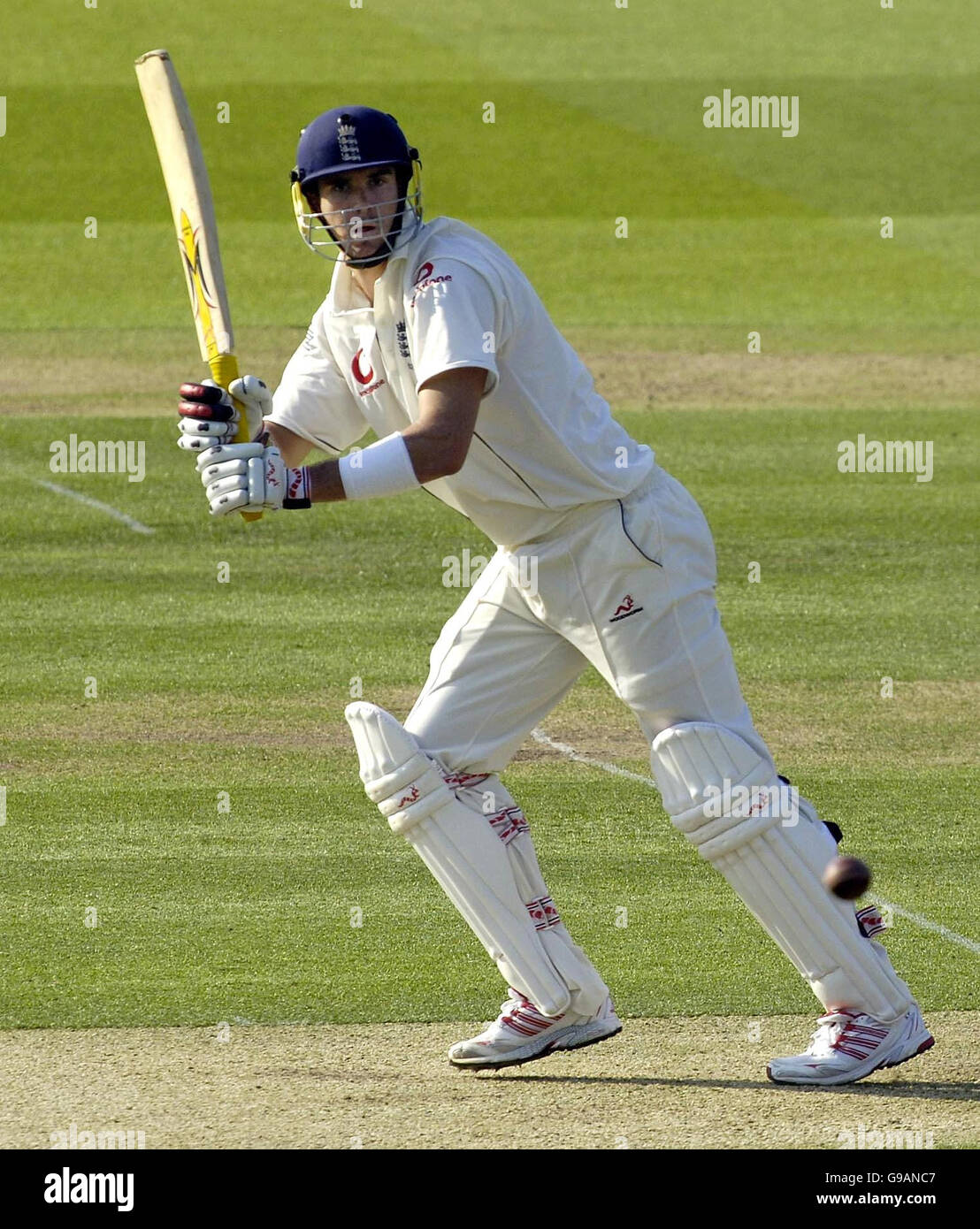 Der englische Kevin Pietersen trifft den Ball für 4 Läufe gegen Sri Lanka am ersten Tag des ersten npower Test-Spiels auf Lord's Cricket Ground, London. Stockfoto