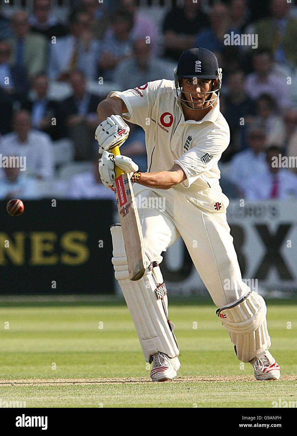 CRICKET England. Der englische Alastair Cook ist am ersten Tag des ersten npower-Test-Spiels auf Lord's Cricket Ground in London gegen Sri Lanka aktiv. Stockfoto