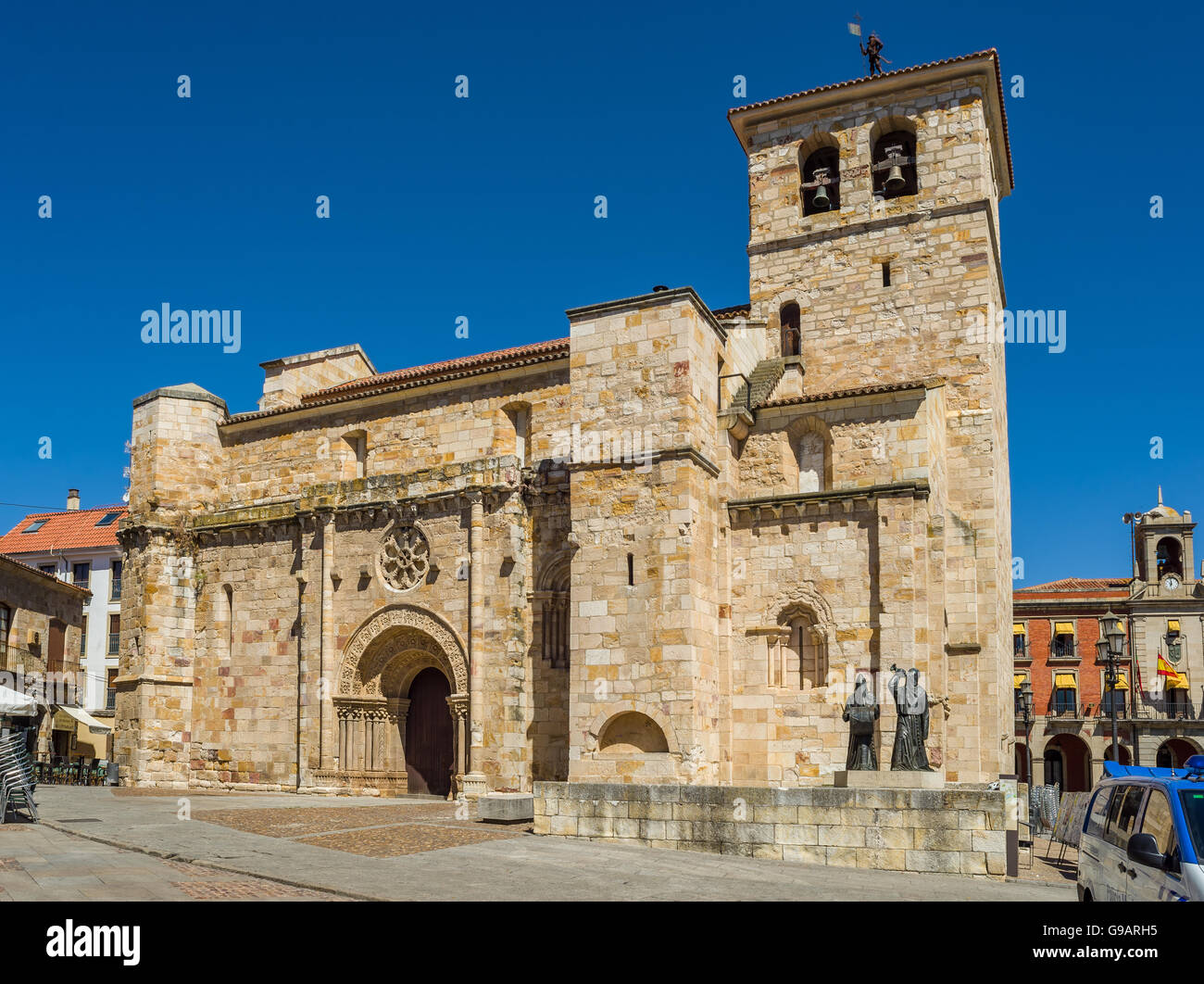 Hauptfassade der Kirche San Juan Bautista in Bürgermeister Quadrat von Zamora, Castilla y Leon. Spanien Stockfoto
