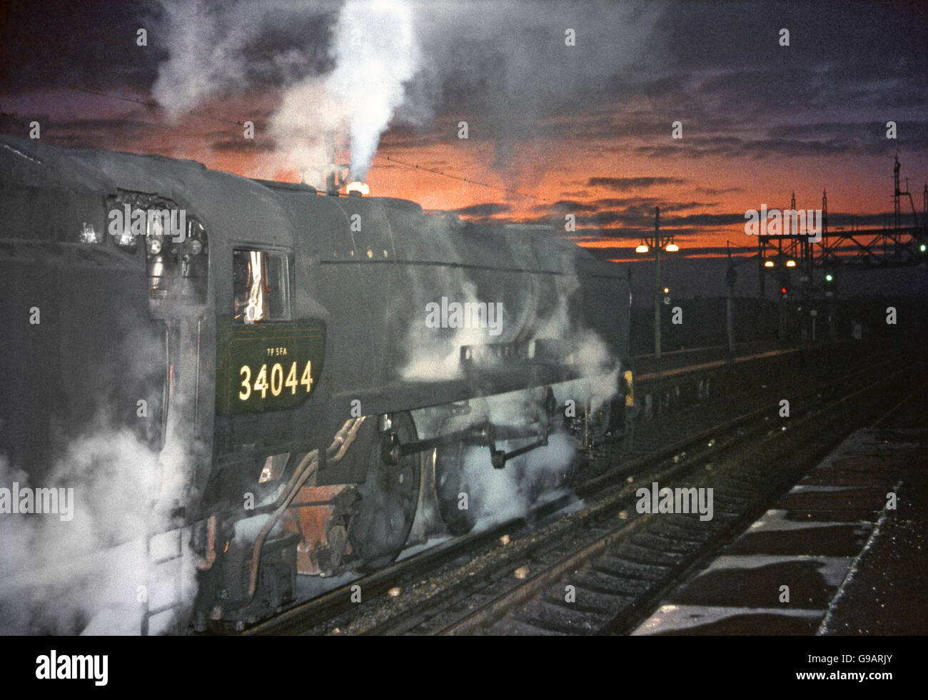 Motoren in Basingstoke mit umgebauten West Country Klasse Pacific Nr. 34044 ändern Stockfoto