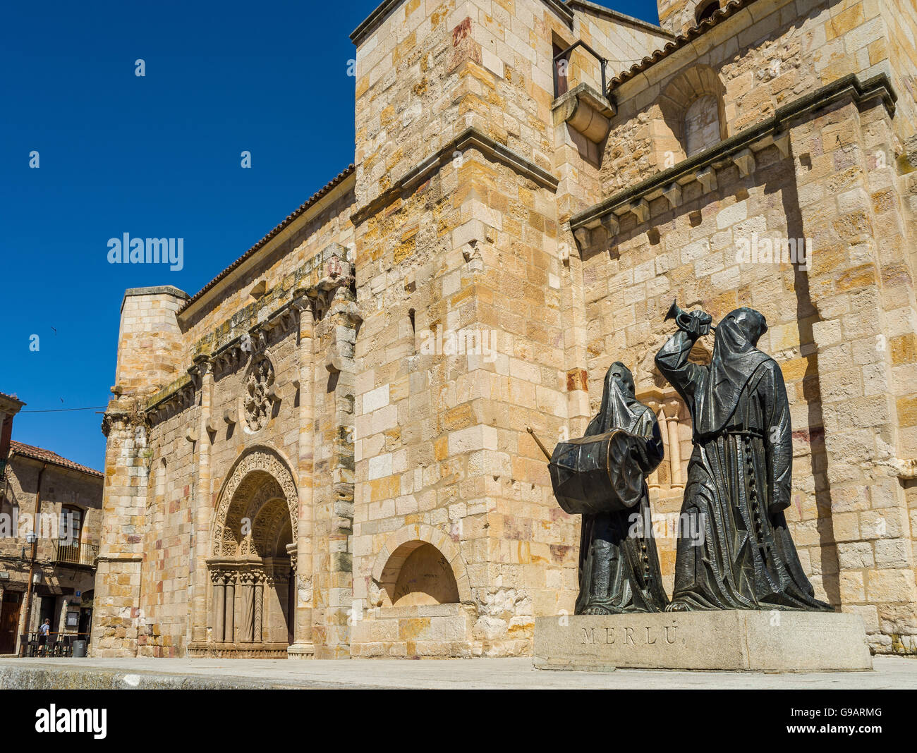 Fassade der Kirche San Juan Bautista in Bürgermeister Quadrat Zamora mit einer Merlu Ostern Statue. Zamora, Castilla y Leon. Spanien. Stockfoto
