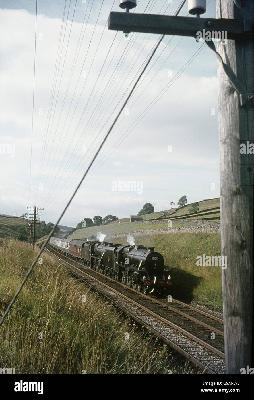 Nördlich von Settle Dampfzug zwei schwarz 5 s Kopf nach Süden mit der endgültigen BR von Carlisle nach Liverpool am Sonntag, den 11. August. Stockfoto