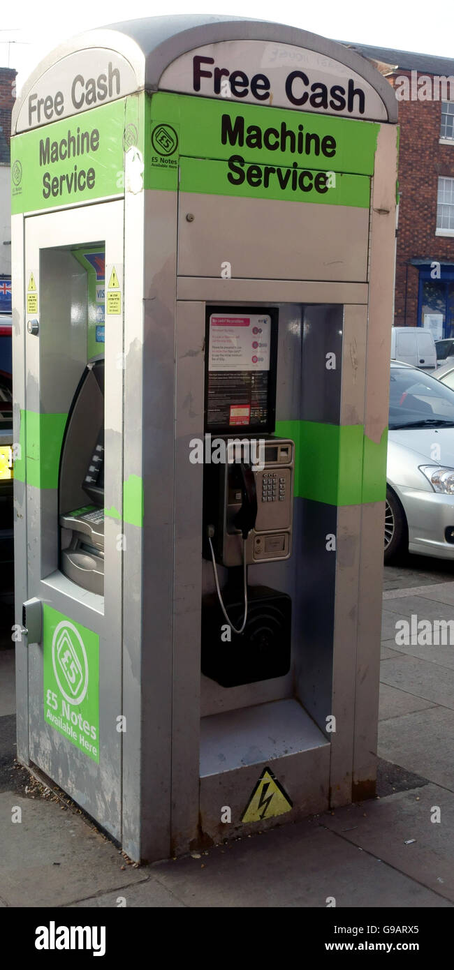 Einem doppelten Zweck Telefonzelle und Geldautomat in Grantham Lincolnshire England Stockfoto