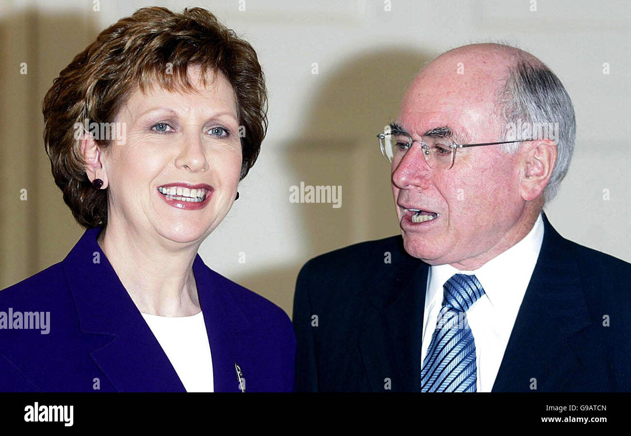 Die irische Präsidentin Mary McAleese trifft den australischen Premierminister John Howard in Aras an Uachtarain, während er seinen viertägigen offiziellen Besuch abschließt. Stockfoto