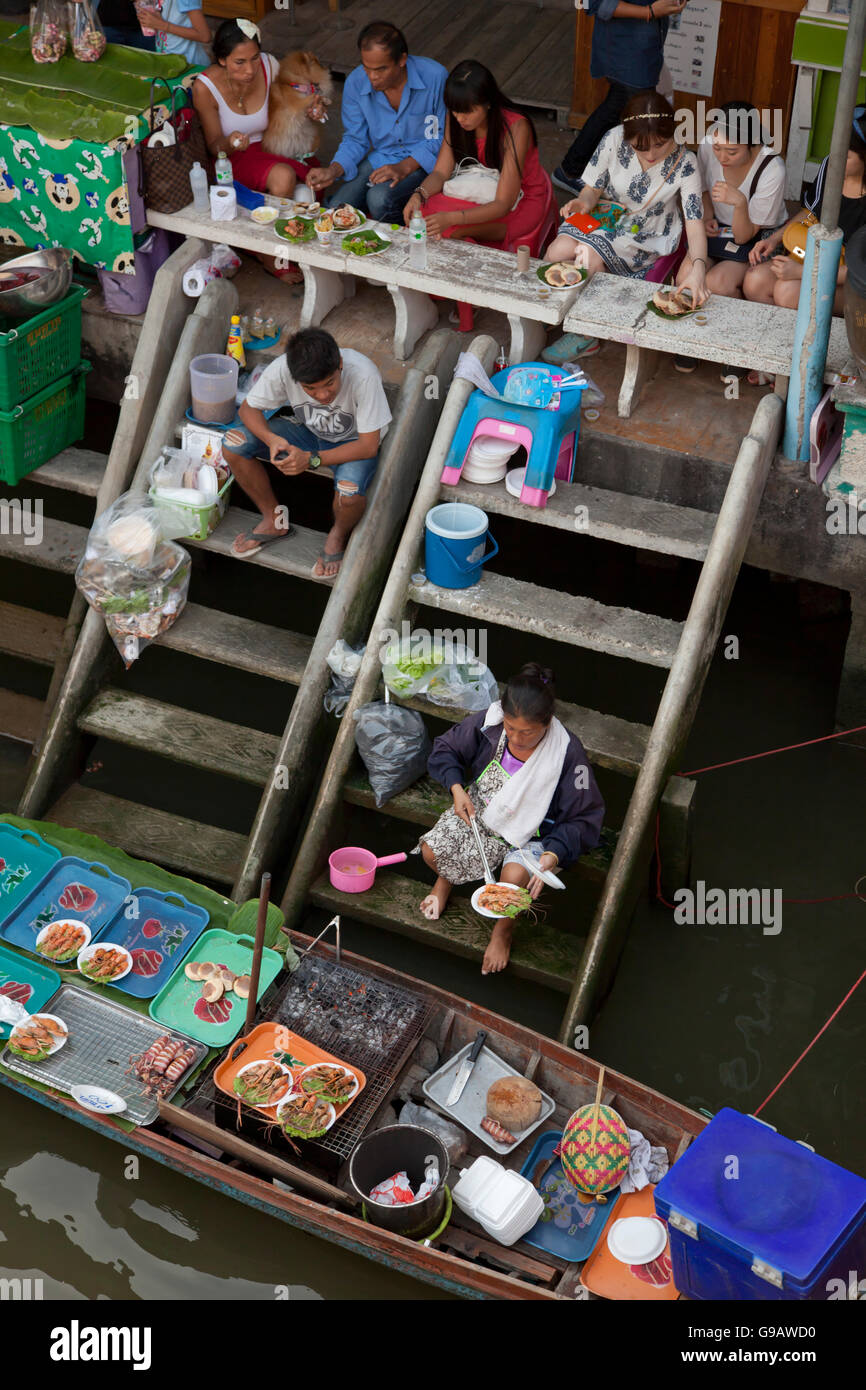 Gegrillt oder gegrillte Meeresfrüchte serviert von einem Boot auf dem schwimmenden Markt Maeklong in Thailand. Stockfoto