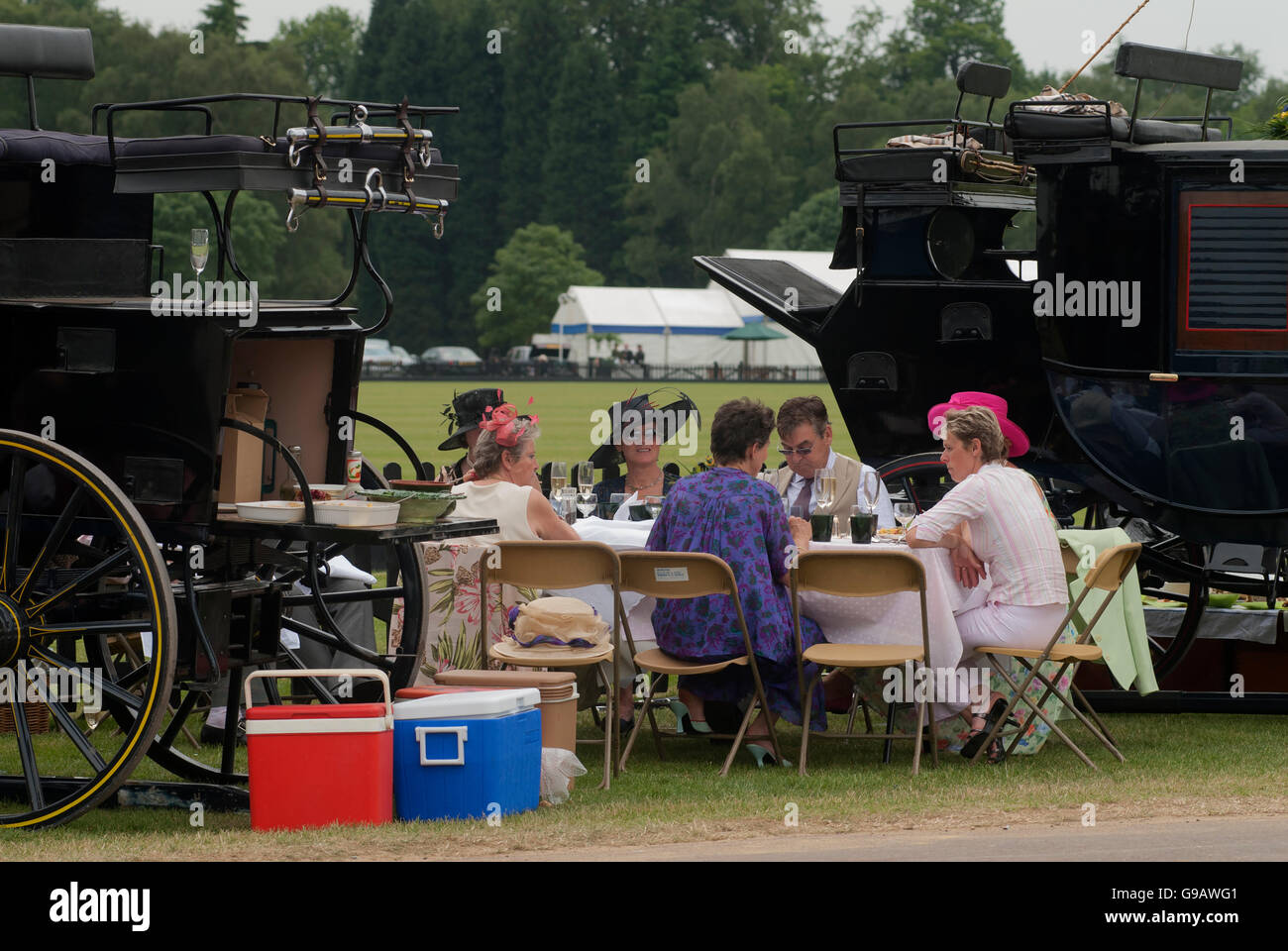 Wohlhabender Lebensstil in Großbritannien. Gruppenfreunde Picknick bei den Cartier International Polospielen im Guards Club Smiths Lawn Windsor Great Park Egham Surrey England 2000s 2006 HOMER SYKES Stockfoto