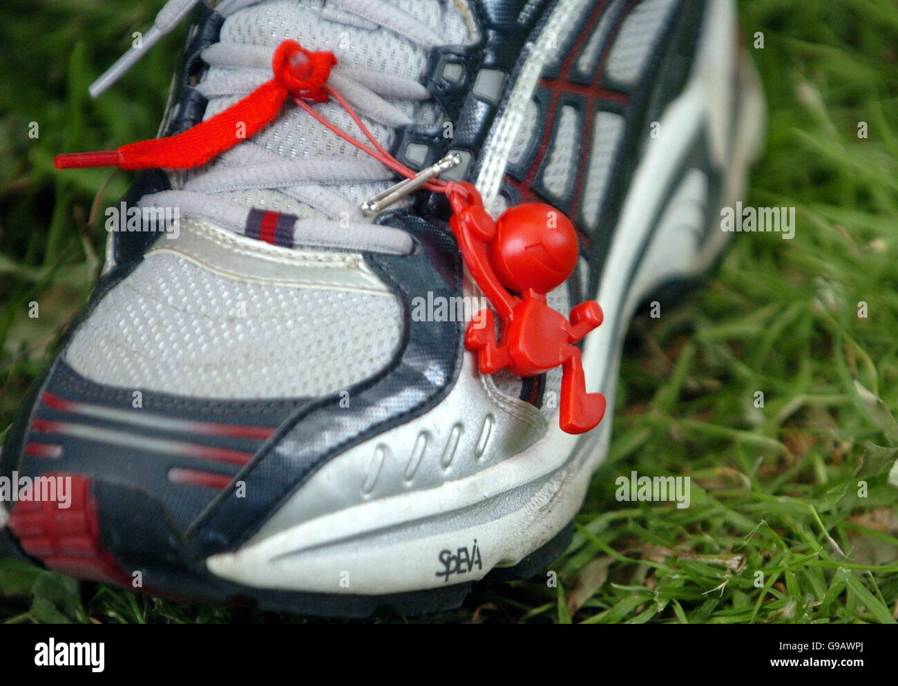 Sportminister Richard Caborn trägt am Start des Westminster Mile-Rennens im St. James's Park im Zentrum von London ein Sports Relief-Logo auf seinen Trainern. Stockfoto