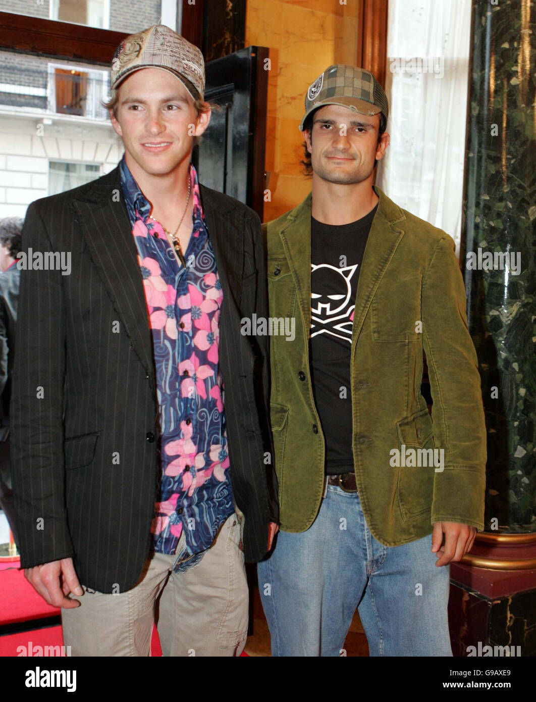 Giancarlo Fisichella (rechts) der italienische F1-Fahrer des Teams Renault kommt zur F1-Party, unterstützt von der Great Ormond Street Hospital Children's Charity, im Herzogin Palace, London. Stockfoto