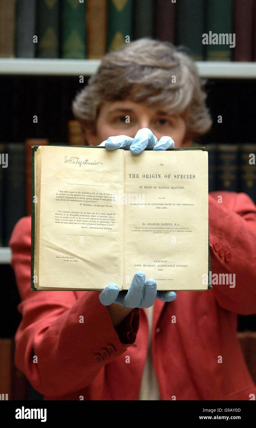 Rachel Perkins, die Sammlungsmanagerin der Bibliothek im Natural History Museum, hält eine Kopie von Charles Darwins Buch „The Origin of the Species, By Natural Selection“, das 1859 gedruckt wurde, nachdem das Museum angekündigt hatte, die weltweit größte Sammlung von Werken Darwins erworben zu haben. Stockfoto