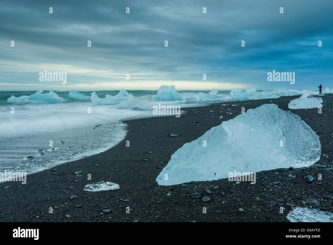 Eisbrocken am schwarzen Strand von Jökulsárlón, Island. Stockfoto