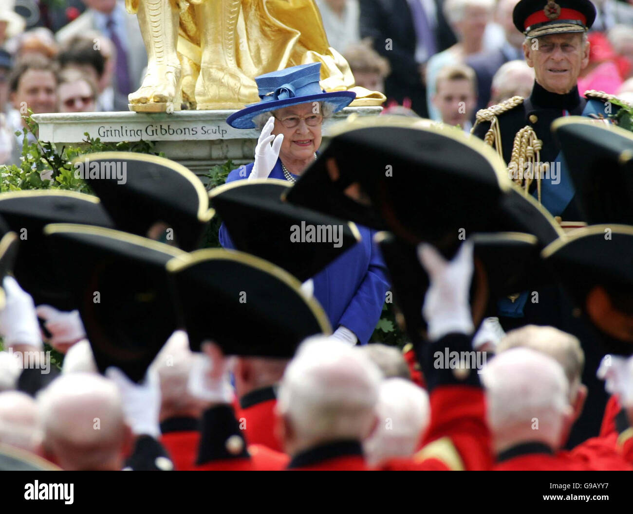 Die britische Königin Elizabeth II. Wird von den Chelsea Rentnern während der Gründertagsparade im Royal Hospital Chelsea, London, am Donnerstag, dem 8. Juni 2006, gegrüßt. Das Krankenhaus wurde 1682 von König Karl II. Als Heim für nicht mehr diensttauglich gefallene Soldaten gegründet. Der Founder's Day ist auch als Oak Apple Day bekannt, da er an die Flucht des zukünftigen Königs nach der Schlacht von Worcester im Jahr 1651 erinnert, als er sich in einer Eiche versteckte, um der Gefangennahme durch parlamentarische Truppen zu entgehen. Prinz Philip befindet sich oben rechts. (AP/WPA Rota Photo/Sang Tan) Stockfoto