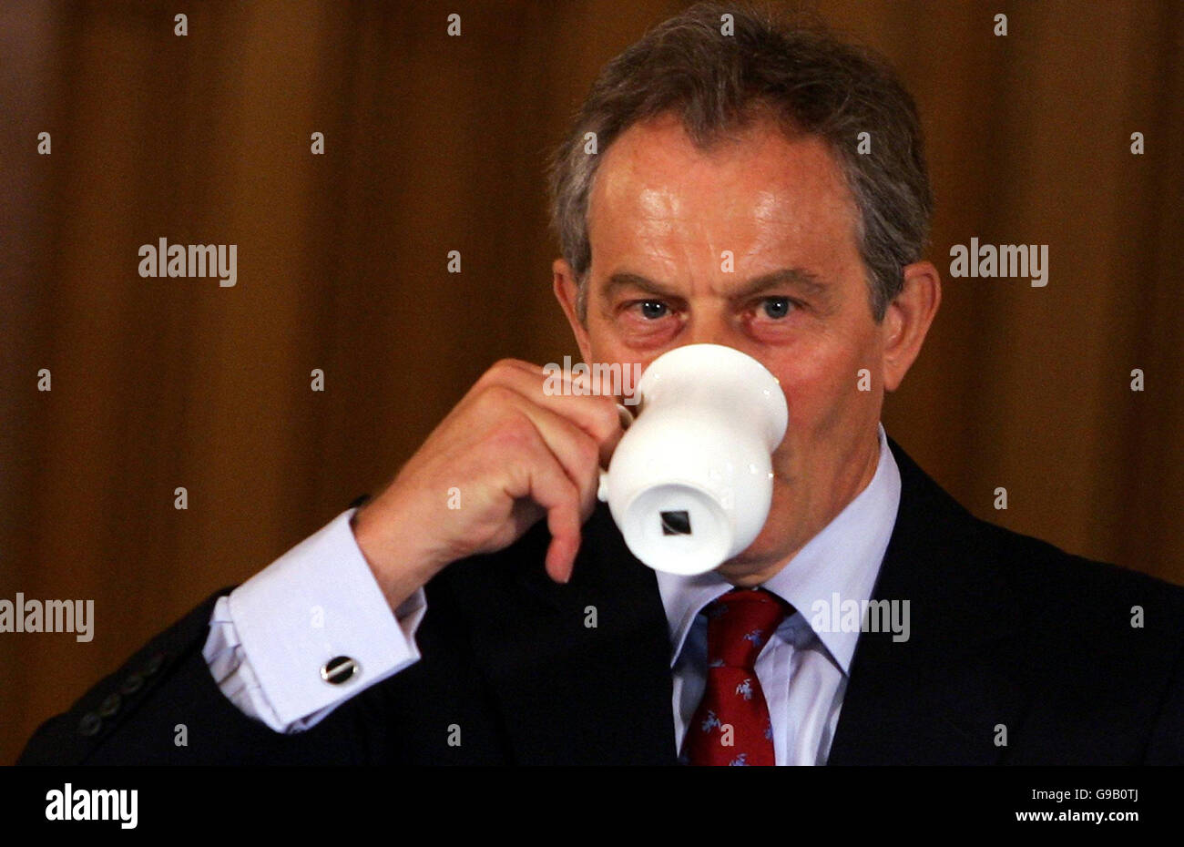 Der britische Premierminister Tony Blair spricht bei seiner monatlichen Pressekonferenz in der Downing Street im Zentrum von London an Journalisten. Stockfoto