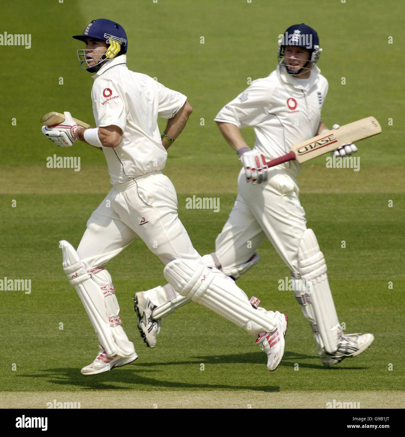 Die Engländer Kevin Pietersen (L) und Matthew Hoggard fahren am zweiten Tag des ersten npower-Test-Spiels gegen Sri Lanka auf Lord's Cricket Ground, London, für einen Lauf. Stockfoto