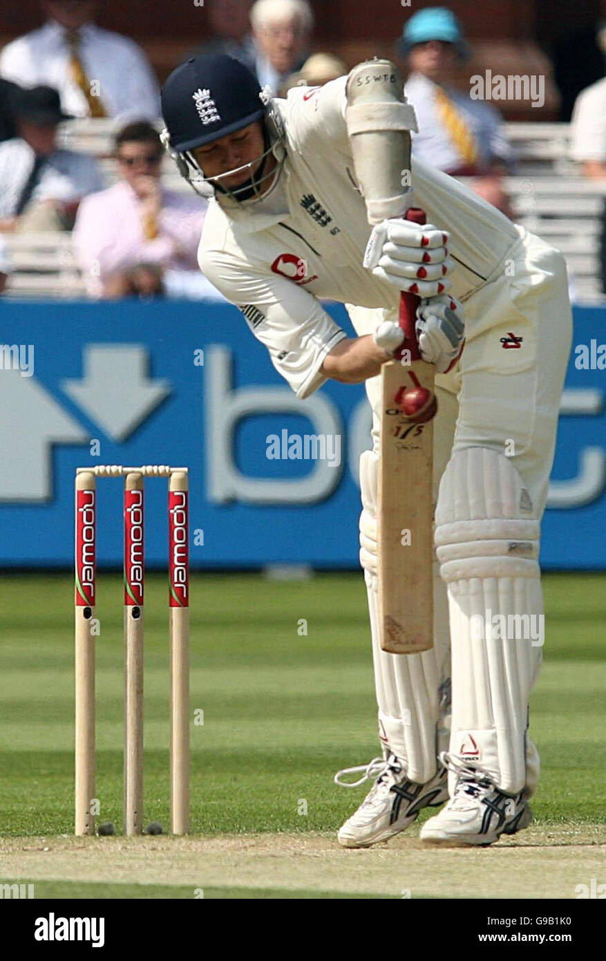 CRICKET England. Der englische Matthew Hoggard ist am zweiten Tag des ersten npower-Test-Spiels gegen Sri Lanka auf Lord's Cricket Ground, London, in Aktion. Stockfoto
