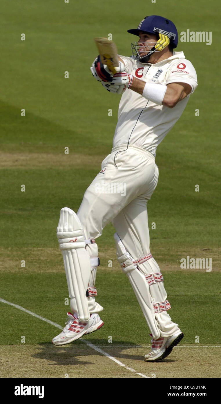 Am zweiten Tag des ersten npower-Test-Spiels gegen Sri Lanka auf Lord's Cricket Ground, London, trifft der englische Kevin Pietersen für 4 Läufe den Ball. Stockfoto