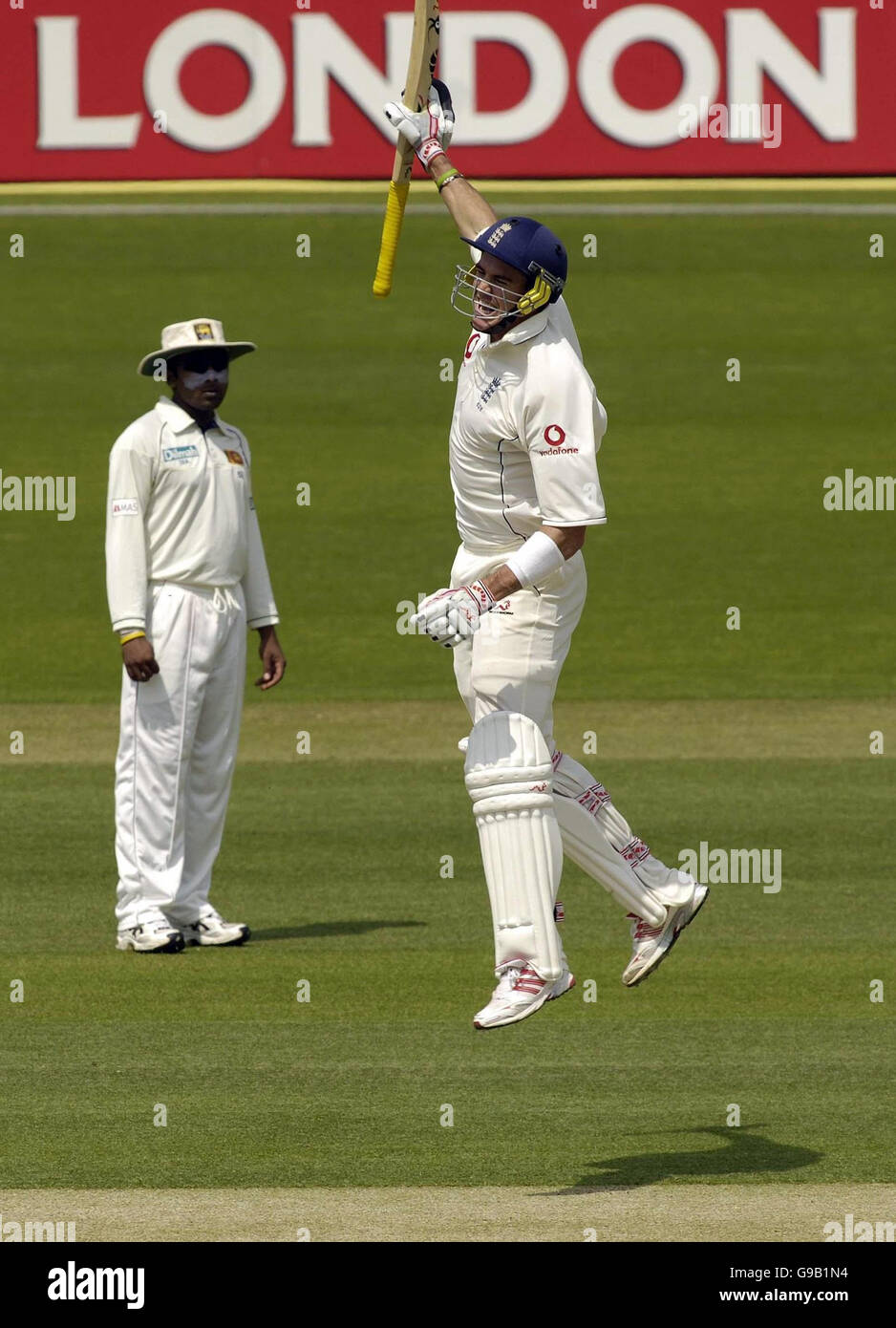 Der englische Kevin Pietersen springt am zweiten Tag des ersten npower Test Matches gegen Sri Lanka auf Lord's Cricket Ground, London, um sein Jahrhundert zu feiern. Stockfoto