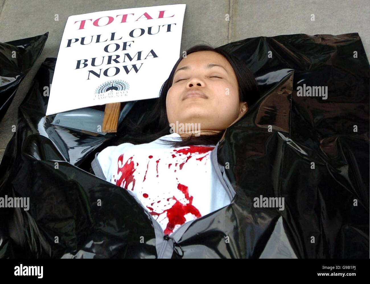 Mitglieder der birmanischen Gemeinde in London protestieren in Körpersäcken vor dem Londoner Hauptquartier des Ölgiganten Total. Stockfoto
