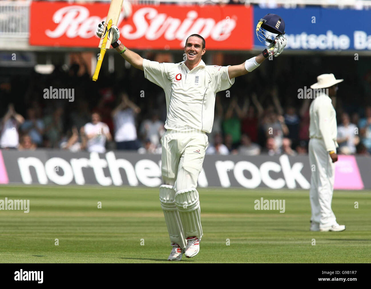 Englands Kevin Pietersen feiert scoring ein Jahrhundert am zweiten Tag das erste Npower Testspiel gegen Sri Lanka bei Lords Cricket Ground, London. Stockfoto
