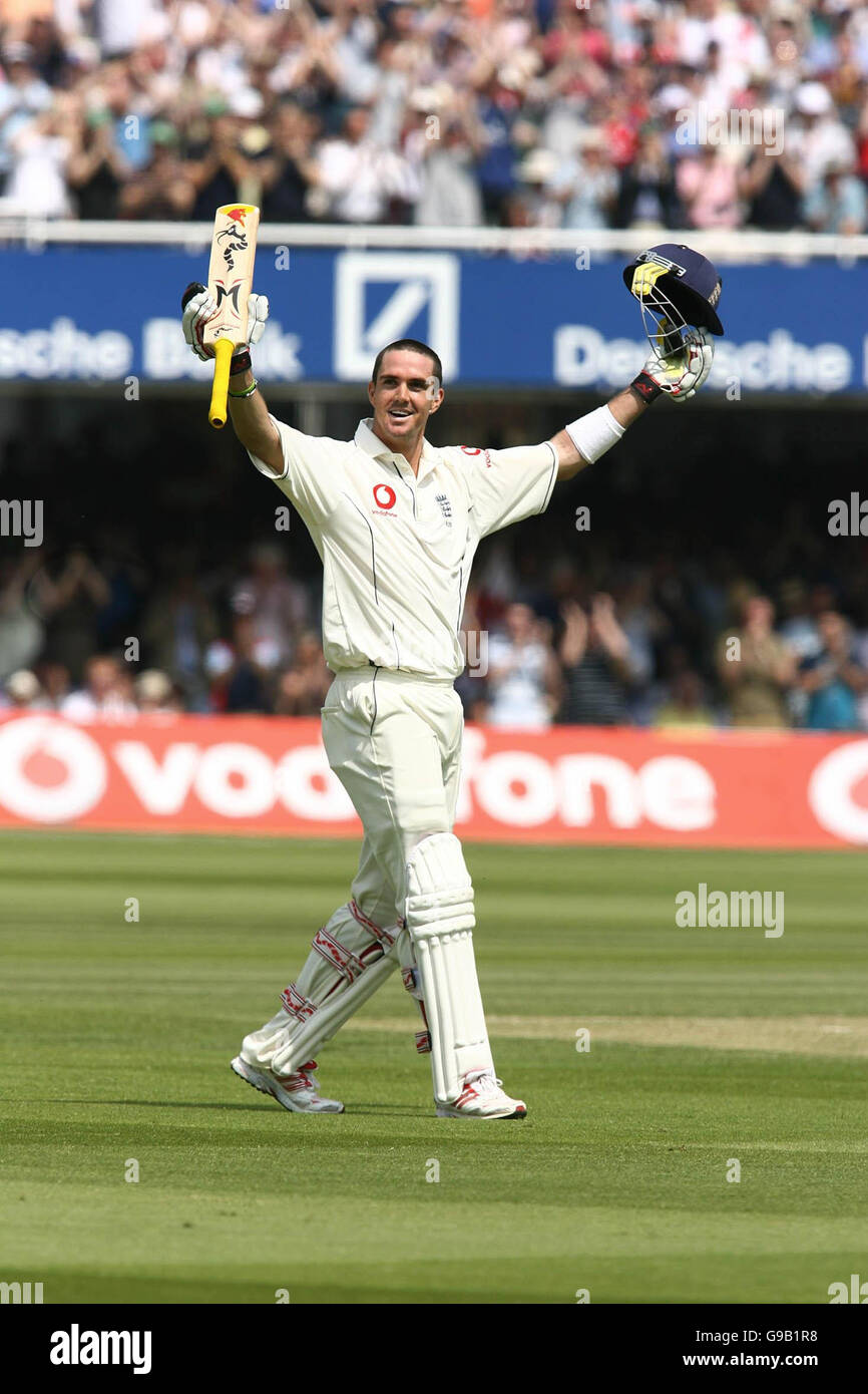Englands Kevin Pietersen feiert scoring ein Jahrhundert am zweiten Tag das erste Npower Testspiel gegen Sri Lanka bei Lords Cricket Ground, London. Stockfoto