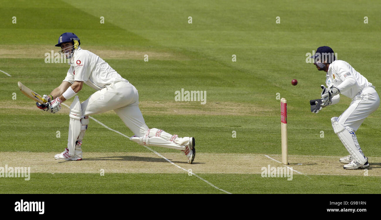 Englands Kevin Pietersen schöpft den Ball für 4 Läufe am zweiten Tag das erste Npower Testspiel gegen Sri Lanka auf des Herrn Cricket ground, London. Stockfoto
