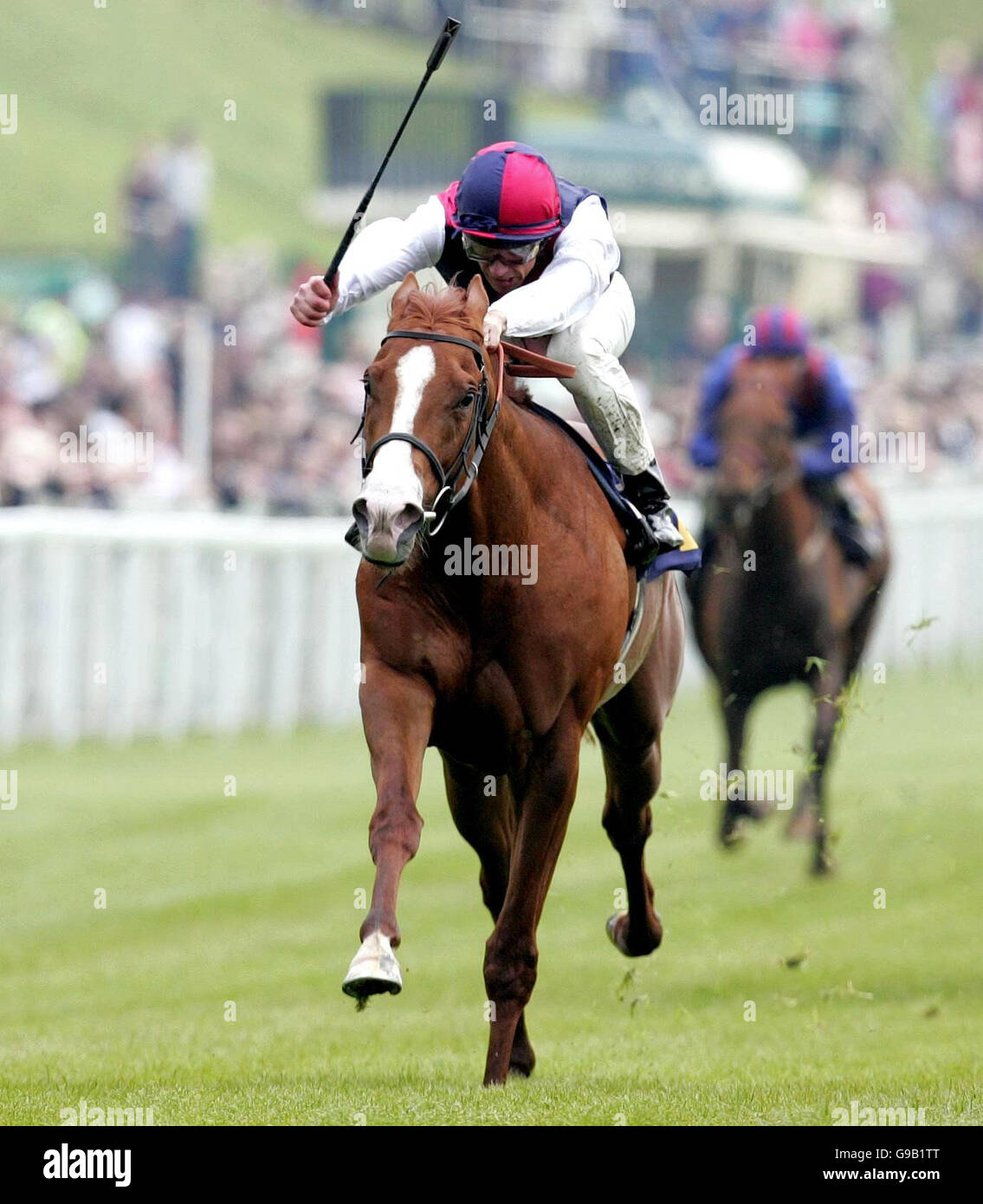 Art-Deco-geritten von Frankie Dettori gewinnt den Cheshire Regiment Dee Einsätzen an Chester Rennbahn. Stockfoto