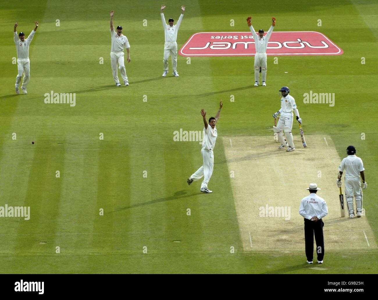 Der englische Sajid Mahmood (c) feiert sein zweites Wicket gegen Sri Lanka bei seinem Debüt, am zweiten Tag des ersten npower Test Matches auf Lord's Cricket Ground, London. Stockfoto