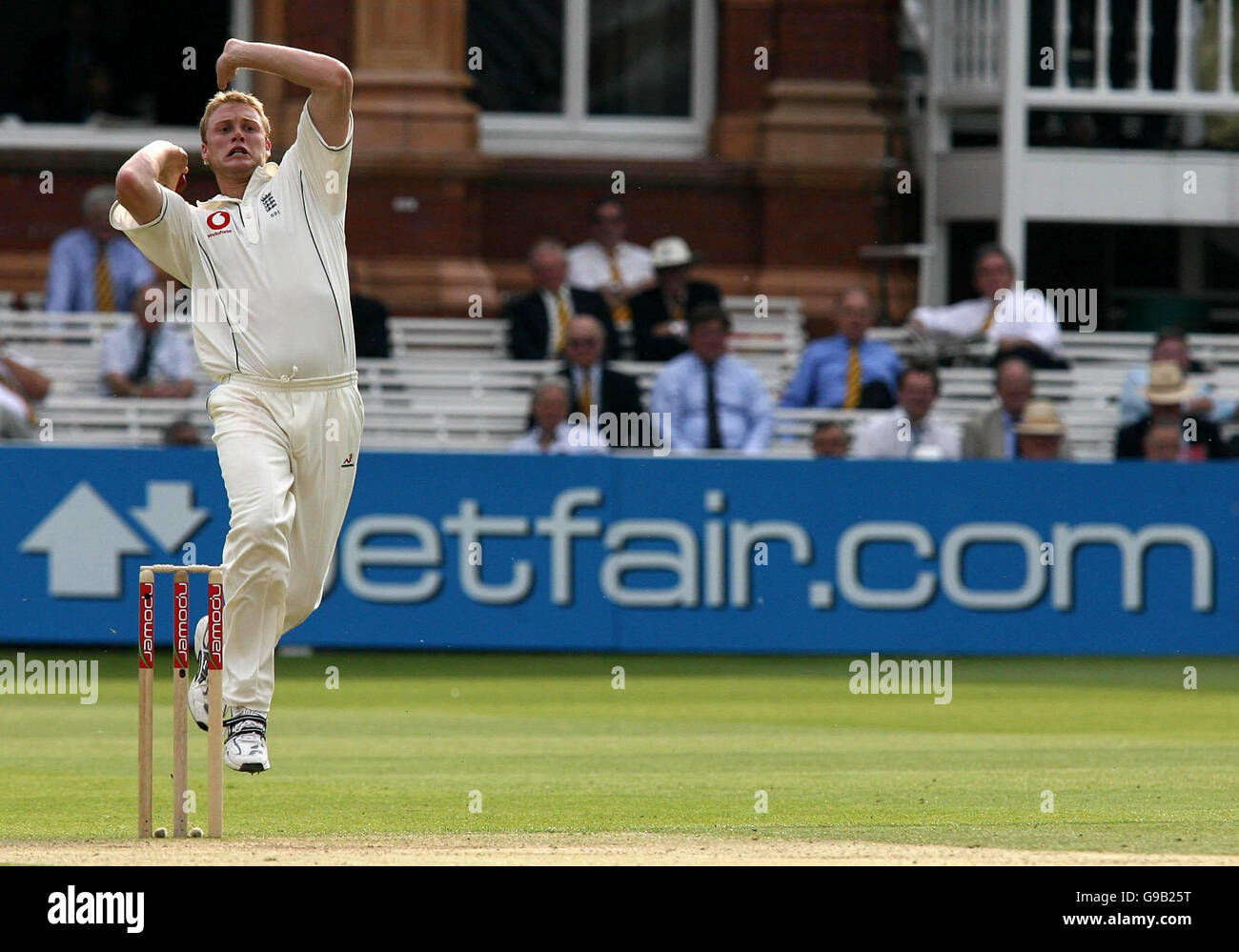 Englands Andrew Flintoff in Aktion gegen Sri Lanka, am zweiten Tag das erste Testspiel der Npower auf des Herrn Cricket ground, London. Stockfoto