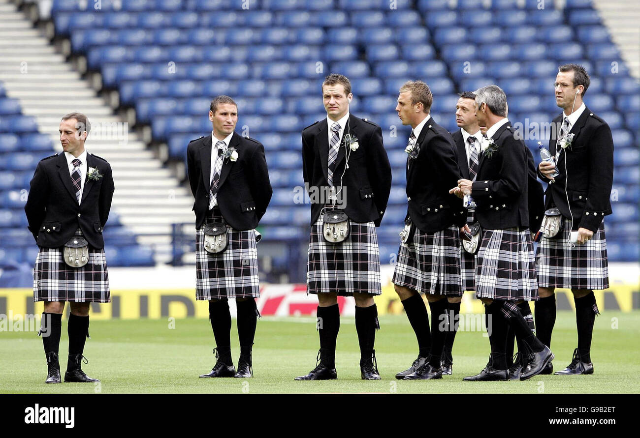 Gretna-Spieler tragen das Team-Cup-Finale vor dem Tennents Scottish Cup-Finale in Hampden Park, Glasgow. Stockfoto