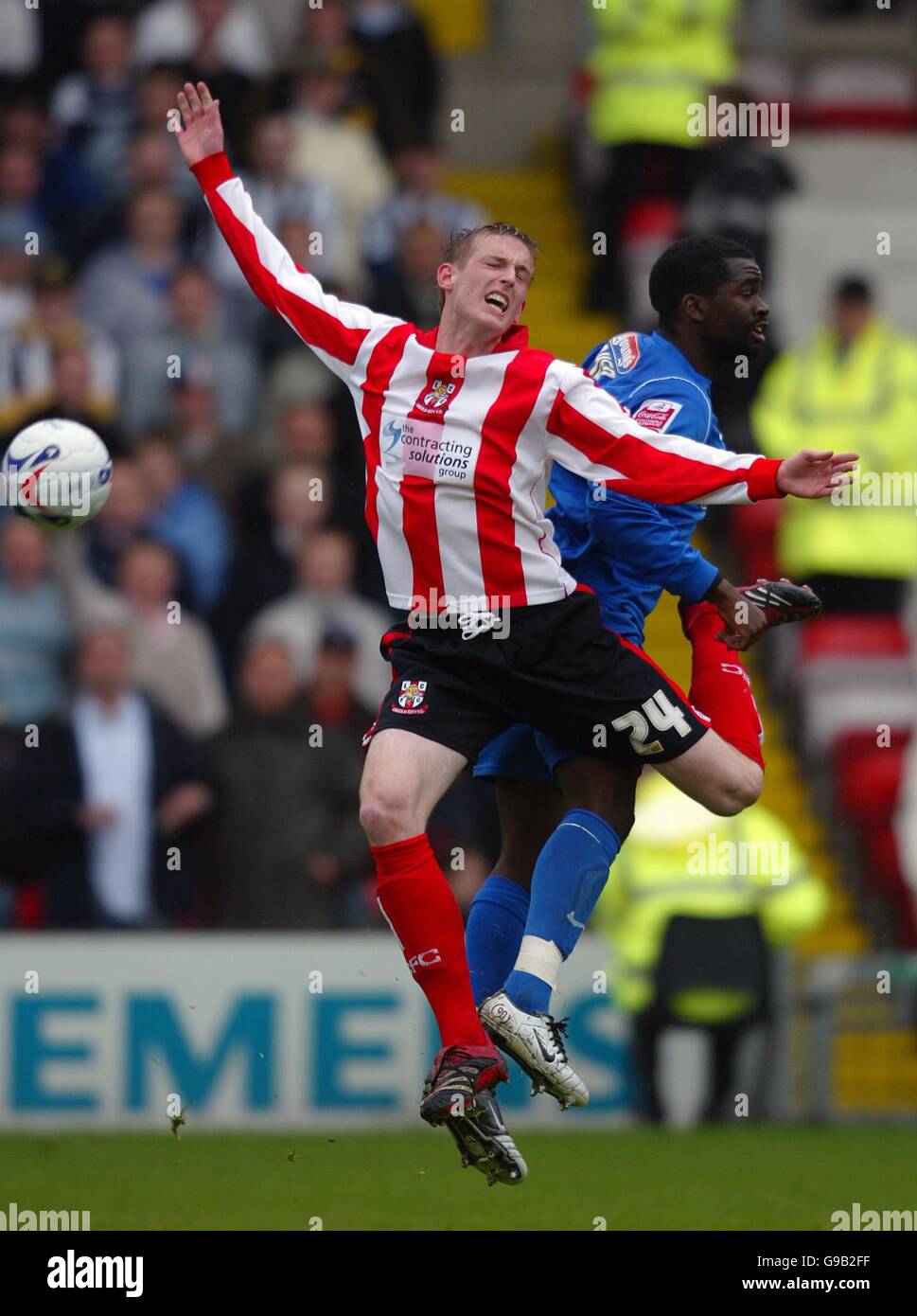 Jeff Hughes von Lincoln City und Gary Cohen von Grimsby Town Für den Ball Stockfoto