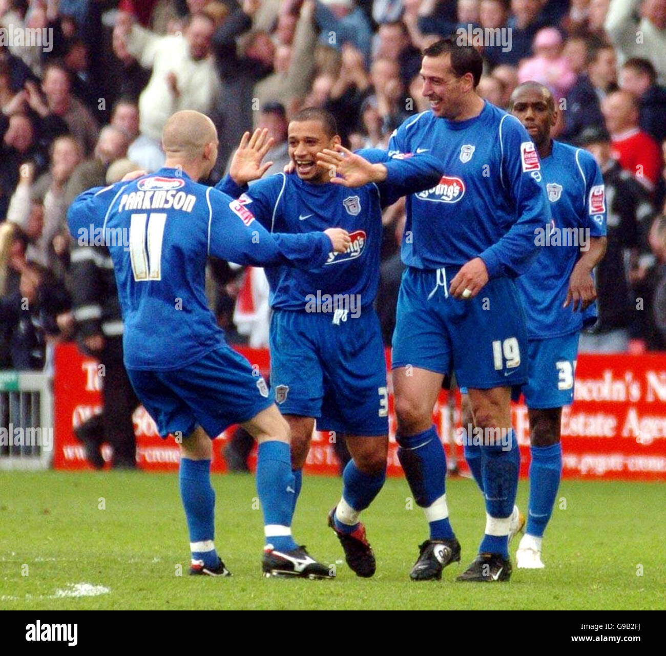 **ERNEUT ÜBERTRAGEN: Die korrekte Beschriftung sollte 'Curtis Woodhouse' und nicht 'Junior Mendes' lauten. Bitte ändern** Grimsby Town's Gary Jones (R) feiert sein Siegtreffer gegen Lincoln City mit den Teamkollegen Andy Parkinson (L) und Curtis Woodhouse (C) während des Coca Cola League zwei Play-off Halbfinale, erstes Beinspiel im Sincil Bank Stadium, Lincoln. Stockfoto