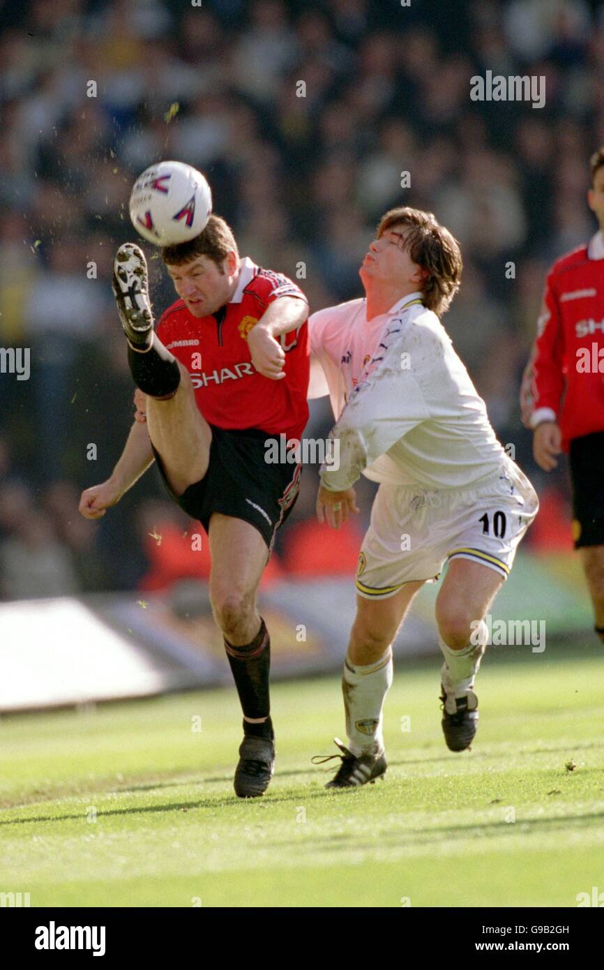 Denis Irwin (l) von Manchester United löst sich von Harry aus Kewell (r) Stockfoto