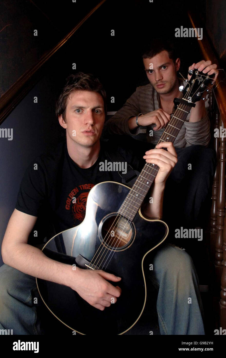 KEINE VERKAUFSFÖRDERUNG. Model Jamie Dornan (rechts) und David Alexander von Sons of Jim, nachdem sie auf der Bühne im Cobden Working Mens Club in Kensal Green im Nordwesten Londons auftraten. Stockfoto