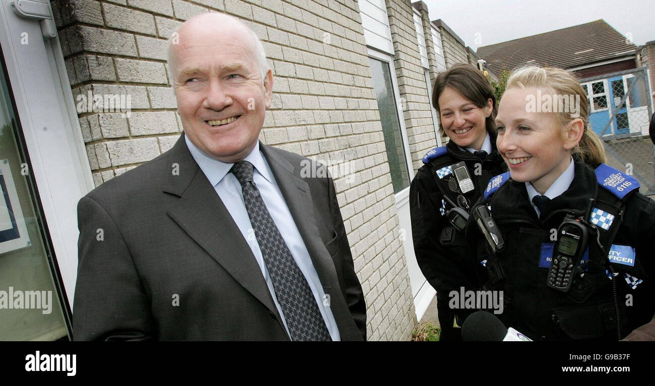 Innenminister John Reid trifft bei einem Besuch im Townsend Community Center in Bournemouth auf die Unterstützerin der Polizeigemeinschaft, Louise Salter (Mitte) und die Unterstützerin der Polizeikommanie, Jill Lavin (rechts) vom Townsend Safer Neighborhood Team. Stockfoto