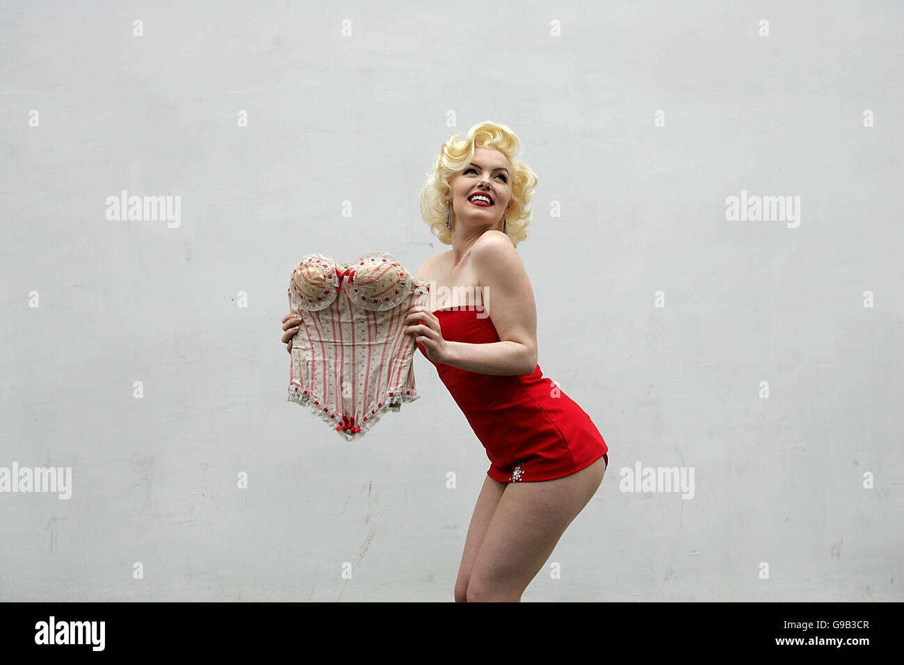 Marilyn Monroe Look-a-like Suzie Kennedy hält den Bustier der Hollywood-Sirene im georgianischen Baumwollstil von Billy Wilders „Some Like IT Hot“ bei Bonhams Auktionatoren, Knightsbridge, London, wo sie später in diesem Monat versteigert wird. Stockfoto