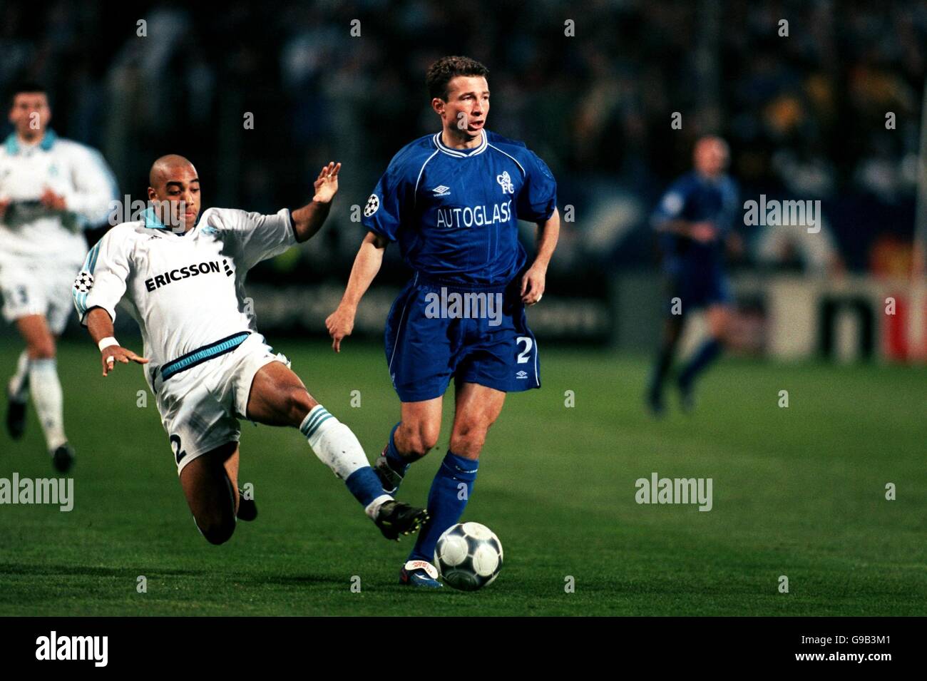 Fußball - UEFA Champions League - Gruppe D - Olympique Marseille gegen Chelsea. Dan Petrescu (r) von Chelsea wird von Stephane Dalmat von Olympique Marseille angegangen (l) Stockfoto