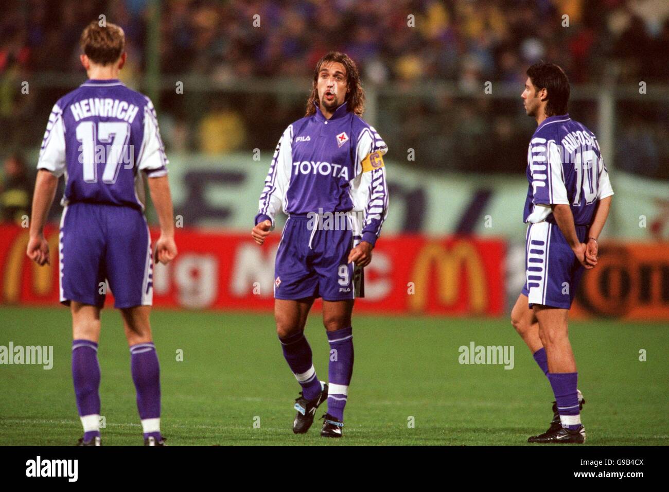 Fiorentina Gabriel Batistuta C Berates Teamkollege Jorg Heinrich L Beobachtet Von Rui Costa R Stockfotografie Alamy