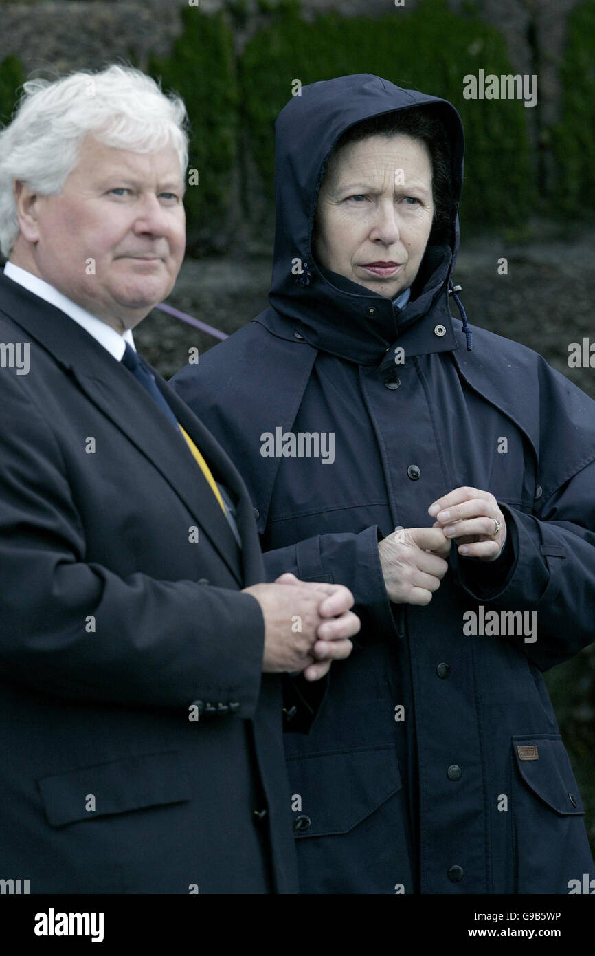 Solo-Seglerin Dee Caffari kehrt nach Hause zurück in das Vereinigte Königreich, nach sechs Monaten und wird als erste Frau rund um die Welt non-Stop gegen die vorherrschenden Winde und Strömungen zu segeln. HRH die Prinzessin Royal, gratuliert Patron der Global Challenge Dee kommt sie auf Aviva, Ocean Village, Southampton. Chay Blythe plaudert mit der Prinzessin als das warten auf Aviva andocken. Foto: Edmond Terakopian / PA Stockfoto