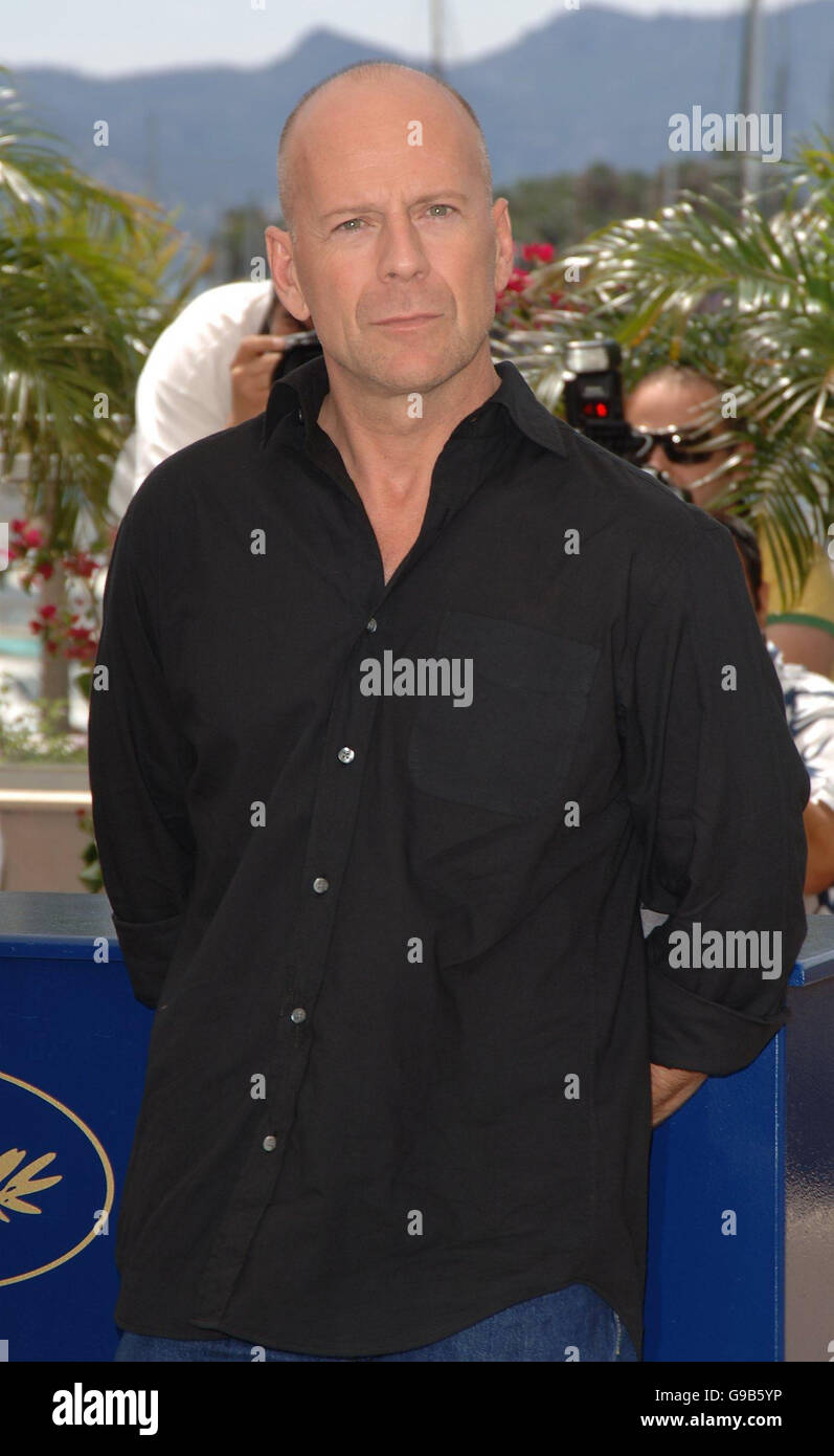 AP-AUSGANG. Bruce Willis, der die Stimme von RJ the Racoon liefert, wird bei einem Anruf für seinen neuen Film Over the Hedge, einem neuen Animationsfilm von Dreamworks, gesehen. Er wurde am Sonntag, den 21. Mai 2006, auf der Terrasse des palais de Festival in Cannes, Frankreich, gesehen. Stockfoto